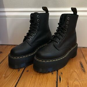 1460 Max Leather Platform Dr. Martens Size 7 Brand New!